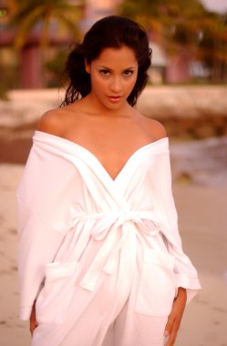 Beyaz elbise - sevimli seksi esmer