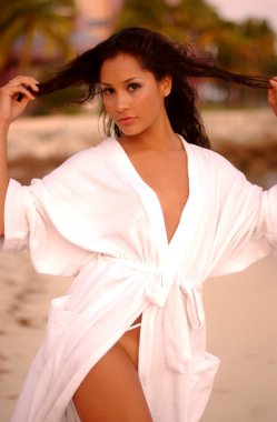 Beyaz elbise - sevimli seksi esmer