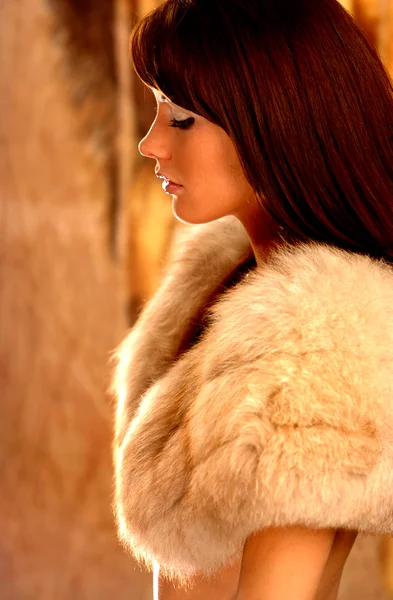 Sexy Fur Stole - Stunning Brunette - Passive Look - Side Shot — Stock Photo, Image