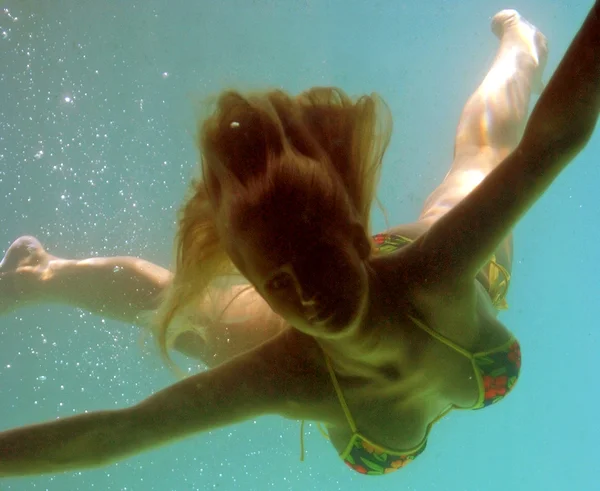 Onderwater zwemmen - Bikini - Toon kont wangen achterkant achterste uiteinde achter weergave van gebogen billen bodem — Stockfoto