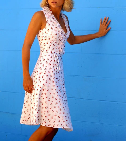 Loira bonita - Vestido bonito — Fotografia de Stock