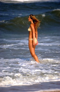 Derin mavi okyanus dalgaları - Model abanoz P - Bikini çekimleri