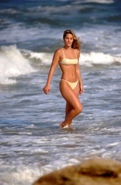 Derin mavi okyanus dalgaları - Model abanoz P - Bikini çekimleri