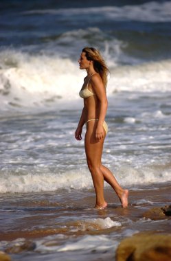 Derin mavi okyanus dalgaları - Model abanoz P - Bikini çekimleri