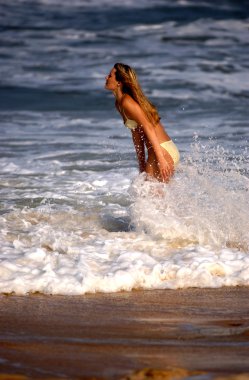 Derin mavi okyanus dalgaları - Model abanoz P - Bikini çekimleri