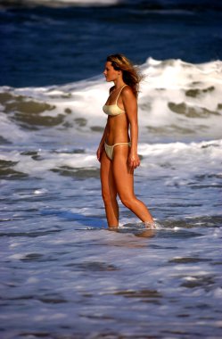 Derin mavi okyanus dalgaları - Model abanoz P - Bikini çekimleri