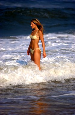 Derin mavi okyanus dalgaları - Model abanoz P - Bikini çekimleri