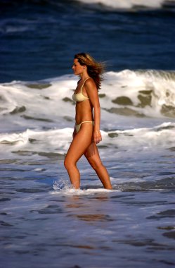 Derin mavi okyanus dalgaları - Model abanoz P - Bikini çekimleri