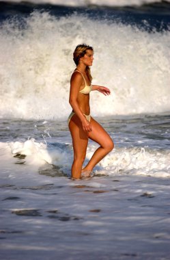 Çekici seksi model bikini mayoyla poz