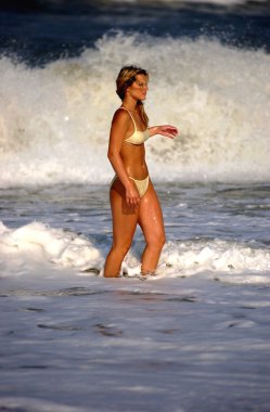 Derin mavi okyanus dalgaları - Model abanoz P - Bikini çekimleri