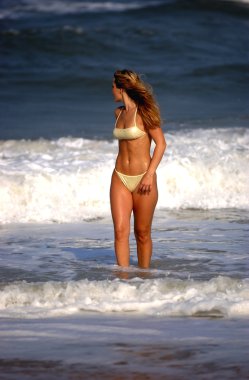 Derin mavi okyanus dalgaları - Model abanoz P - Bikini çekimleri