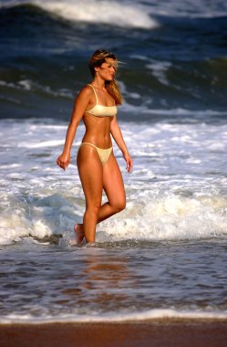 Derin mavi okyanus dalgaları - Model abanoz P - Bikini çekimleri