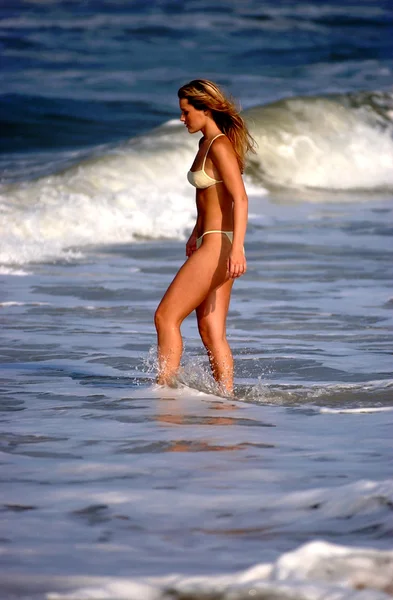 Tiefblaue Meereswellen - Modell Ebenholz p - Bikini Shooting — Stockfoto