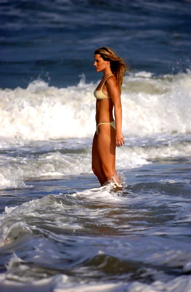 Deep Blue Ocean Waves - Model Ebony P - Bikini Shoot — Stock Photo, Image