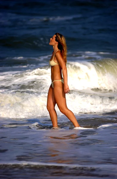 Tiefblaue Meereswellen - Modell Ebenholz p - Bikini Shooting — Stockfoto