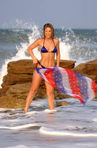 Patriottische rode witte en blauwe Bikini Shoot - oceaan golven en Beach achtergrond - Professional Model Ebony P - een erg leuk Shoot — Stockfoto
