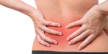 Sırt ağrısı çeken ve sırtına dokunan bir kadının arka plan görüntüsü beyaz arka plan, kırpma yolu, sırt ağrısı konsepti.