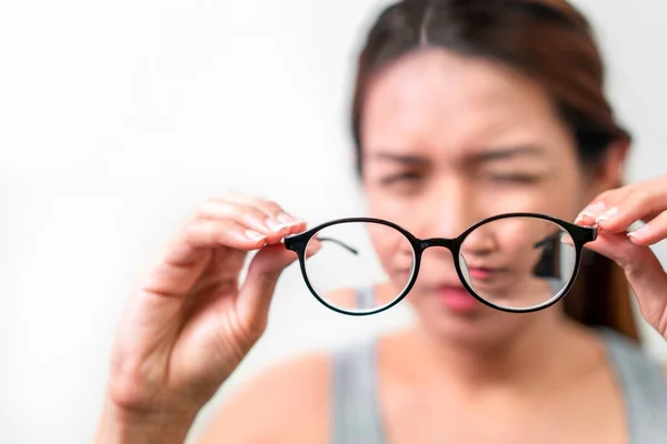 Mulher Asiática Segurando Óculos Fundo Branco Foco Seletivo Óculos Miopia — Fotografia de Stock