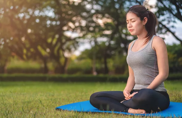 Mujer Asiática Meditando Sentada Parque Healthy Yoga Concept Mind Body — Foto de Stock