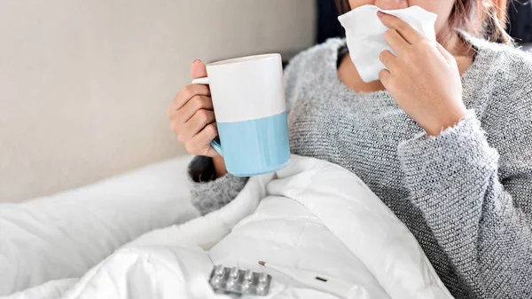 Zieke Aziatische Vrouw Hebben Hoge Koorts Griep Nemen Geneeskunde Bed — Stockfoto