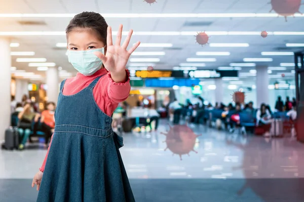 ウイルスを保護し 空港の背景に手を停止ジェスチャーを表示するための医療保護顔マスクを身に着けているアジアの女の子 ヘルスケアと感染の概念 — ストック写真