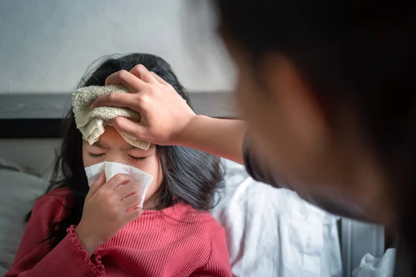 Kranke Asiatische Mädchen Haben Hohes Fieber Grippe Und Niesen Gewebe — Stockfoto