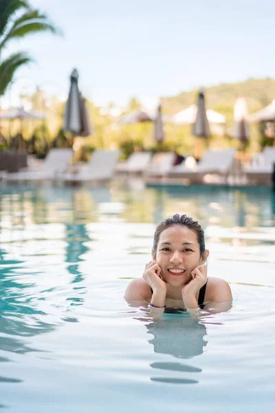 Mulher Asiática Maiô Sorrindo Piscina Conceito Ativo Férias Verão — Fotografia de Stock