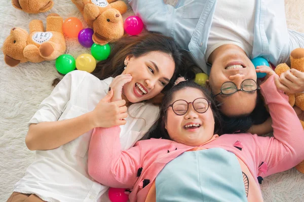 Feliz Familia Asiática Tendida Alfombra Sala Estar Sonreír Con Hija — Foto de Stock