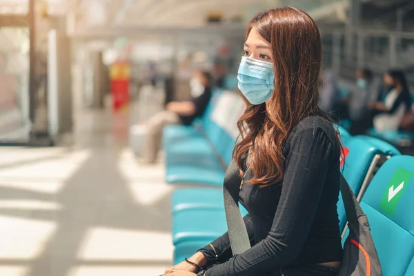 Asiatin Mit Medizinischem Mundschutz Sitzt Auf Bank Und Wartet Terminal — Stockfoto