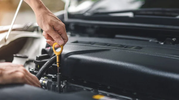 Närbild Händer Kontrollera Oljenivån Motorn Före Resa Eller Resa Bilkontroll — Stockfoto