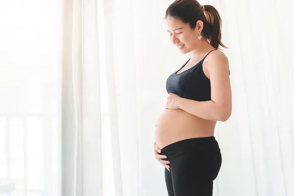 Mujer Embarazada Joven Sonriendo Tocando Vientre Ella Sosteniendo Bebé Vientre — Foto de Stock