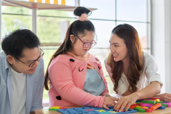 Feliz Asiático Padre Madre Jugando Educación Juguete Con Hija Abajo — Foto de Stock