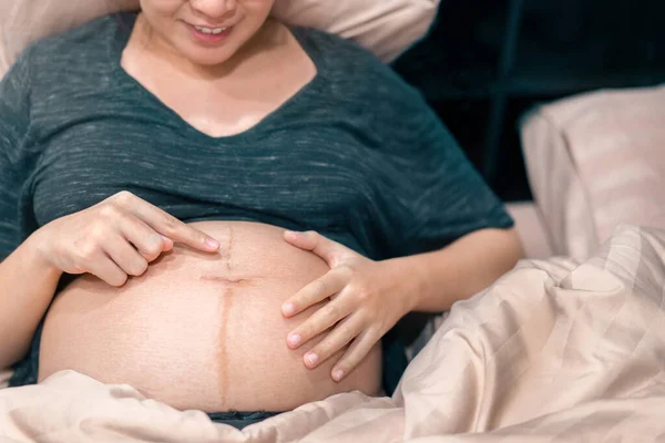 幸せな笑顔妊娠中のアジアの女性は彼女の腹に触れます 母は彼女の赤ちゃんと遊ぶ 妊娠中のケアと女性の妊娠の概念 — ストック写真