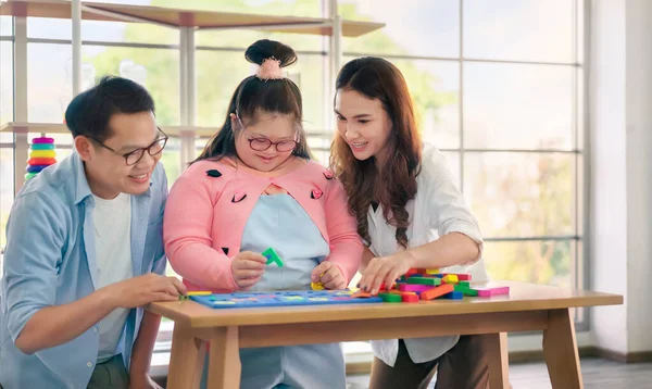 Mutlu Asyalı Anne Baba Oturma Odasında Kızlarıyla Eğitim Oyuncağı Oynuyor — Stok fotoğraf