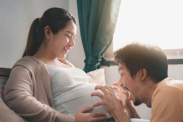 アジアの妊婦と夫は笑顔で お腹の中で赤ちゃんと遊んでいます 幸せな家族 子供と妊娠中のケアと女性の妊娠のコンセプトへの期待 — ストック写真