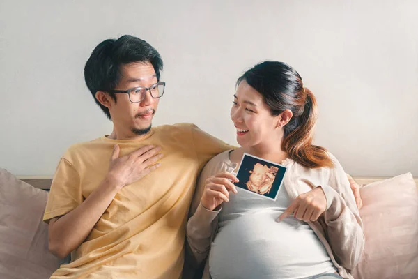 Азиатская Беременная Женщина Муж Улыбаются Поражены Указывая Живот Счастливая Семья — стоковое фото