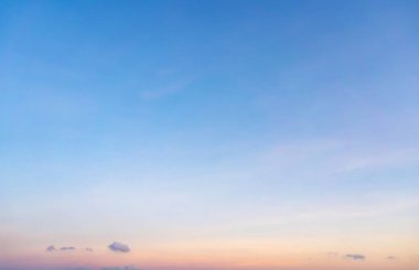 Alacakaranlık arkaplanındaki renkli gökyüzü.