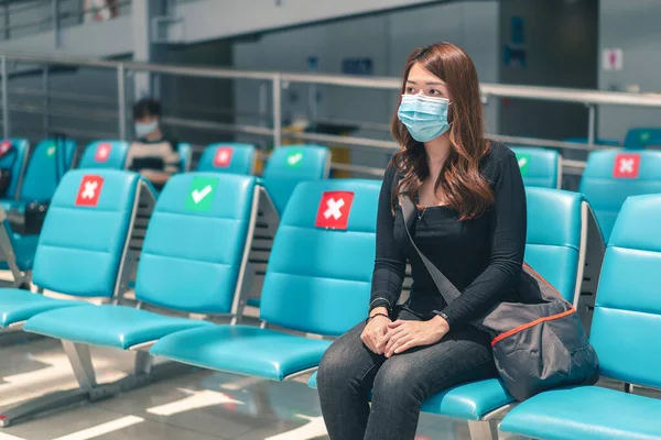 Asiatin Mit Medizinischem Mundschutz Sitzt Auf Bank Und Wartet Terminal — Stockfoto