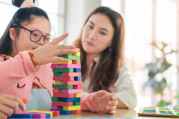 Feliz Ásia Mãe Jogar Educação Brinquedo Com Sua Filha Para — Fotografia de Stock
