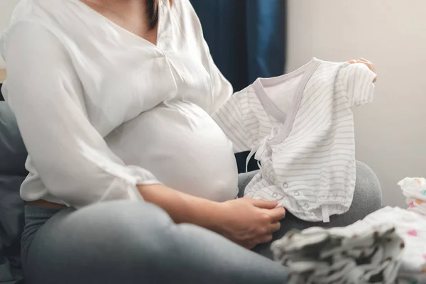 Embarazada Asiático Mujer Preparar Doblar Bebé Ropa Para Planear Recién — Foto de Stock