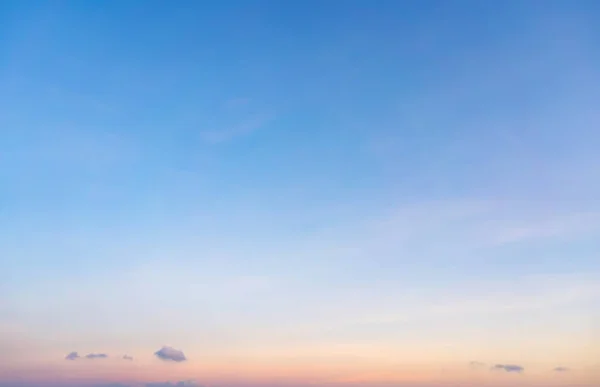 Alacakaranlık arkaplanındaki renkli gökyüzü.