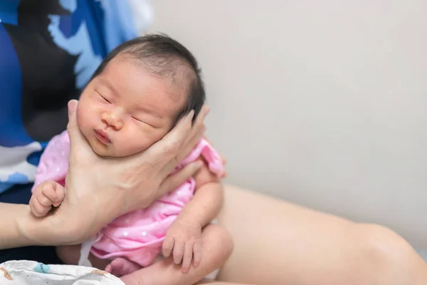 Asiatisk Mor Hålla Små Nyfödda Barn Med Hand För Hjälp Stockbild