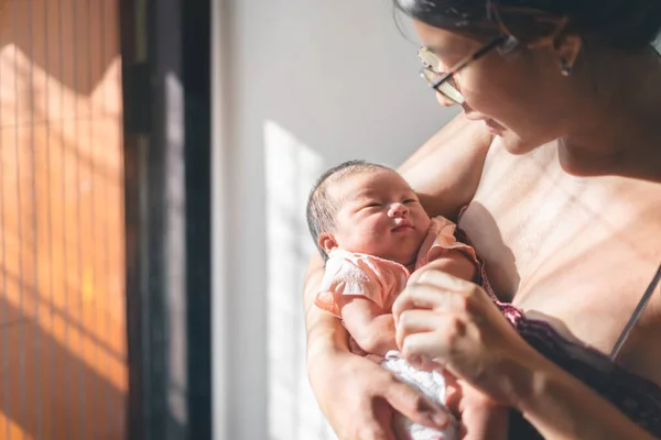 Asiatisk Mamma Håller Sitt Nyfödda Barn Morgonen Baby Leenden Till Stockbild