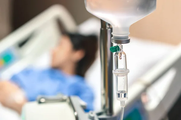 Tıbbi serumu kapat veya hasta odasında serum damlat, seçici odaklanma, sağlık sigortası konsepti.