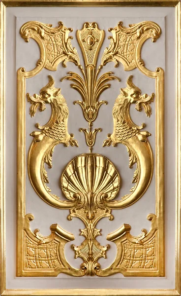 Goldenes Basrelief. St. petersburg. Russland. lizenzfreie Stockbilder