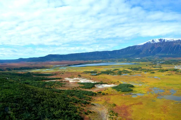 カムチャツカ湿地の色付きのスポットの中で標高の高い湖のある谷 — ストック写真