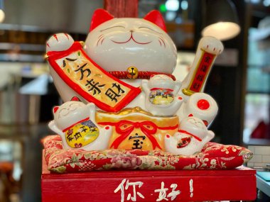 Maneki Neko iyi şansın, mutluluğun, ev sıcaklığının, rahatlığın ve refahın sembolüdür. Para Kedisi