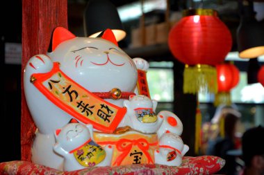 Maneki Neko bir Japon para kedisi. Para kedisi. Büyük kedi. Zenginliğin ve şansın sembolü.