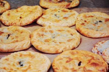 Susamlı Özbek gevrek tortillaları. Ulusal mutfak. Tandoor 'da ekmek