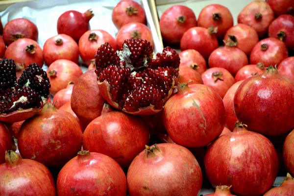 Ripe Pomegranates Market Counter Juicy Fruits — Stock Photo, Image